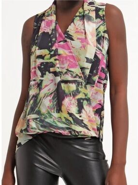 Guess sleeveless top featuring a multicolored wrap-style floral pattern SZS NEW
